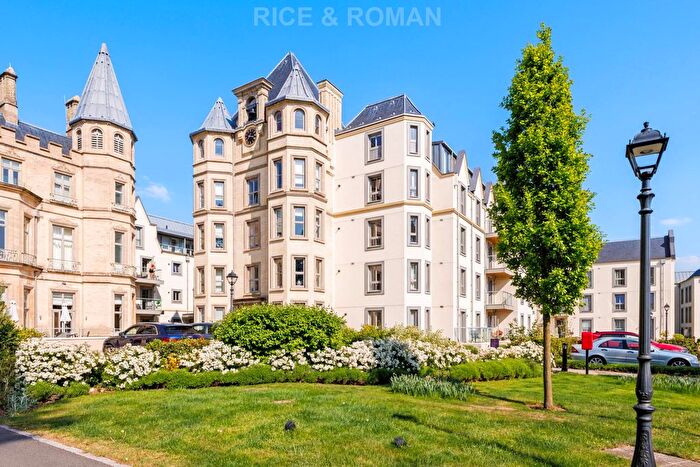 2 Bedroom Flat For Sale In Mowbray Hall, Englefield Green, TW20