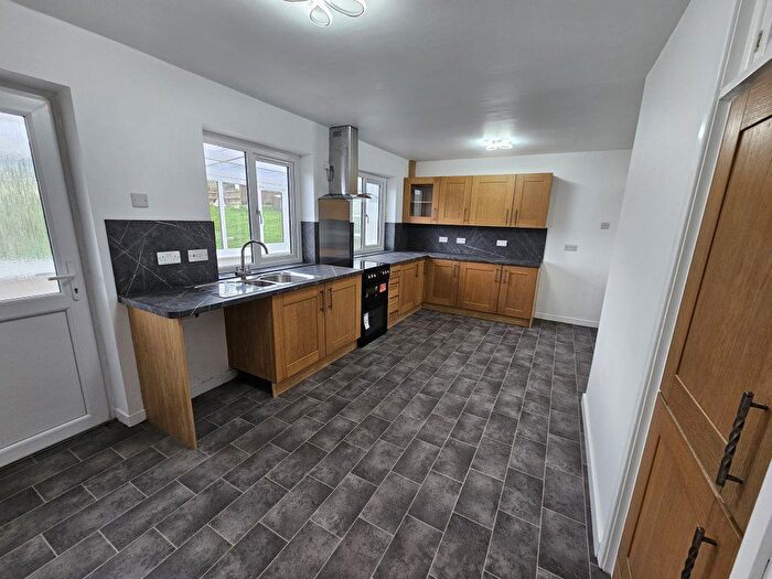 4 Bedroom Bungalow To Rent In Generously Sized Bed, Comins Coch, SY23