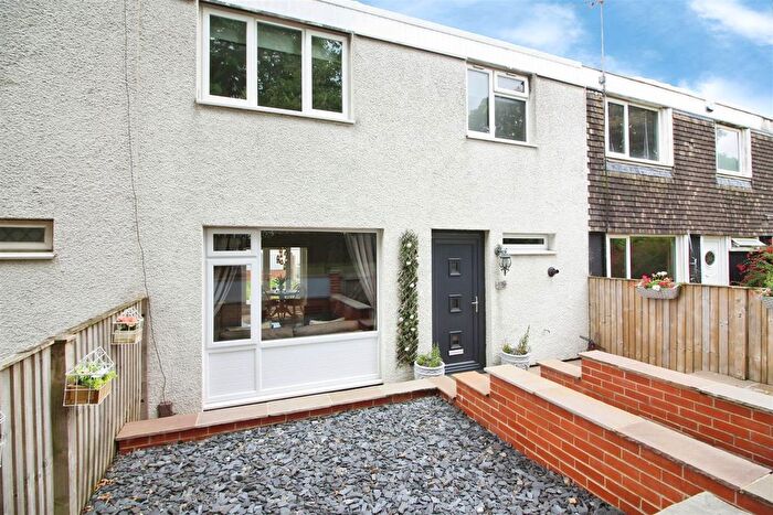 3 Bedroom Town House For Sale In Coal Road, Leeds, LS14