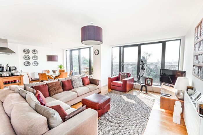 3 Bedroom Flat To Rent In Buckingham Road, Leyton, London, E10