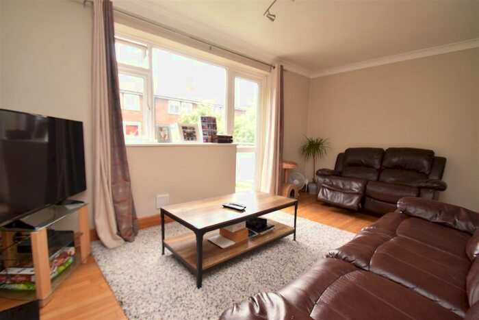 2 Bedroom Maisonette To Rent In Cumberland Close, St Margarets, Twickenham, TW1