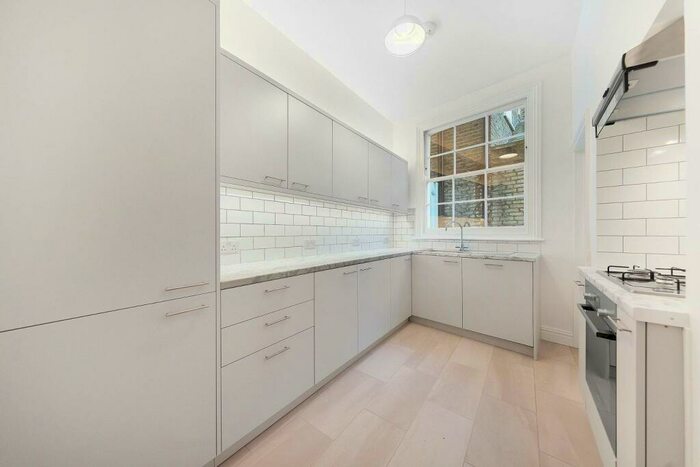 3 Bedroom Flat To Rent In Priests Bridge, Barnes, London, SW14