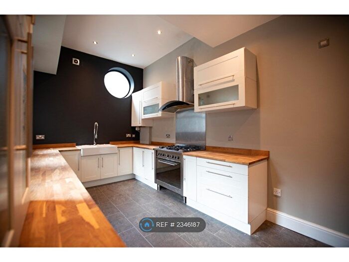 6 Bedroom Semi-Detached House To Rent In Burnley Road, Todmorden, OL14