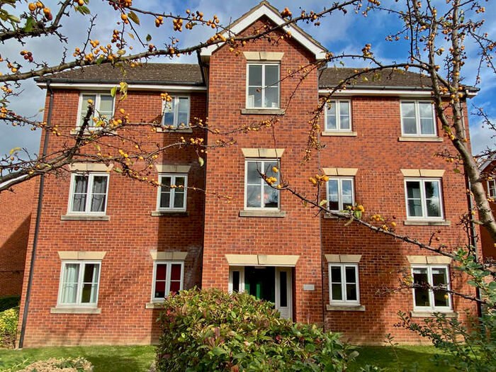 2 Bedroom Flat To Rent In Plough Close, Daventry, Northants, NN11 0nx.