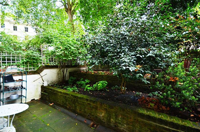 2 Bedroom Flat For Sale In Porchester Square, Bayswater, London, W2