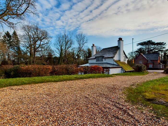 3 Bedroom Detached House To Rent In Guildford Road, Clemsfold, Horsham, RH12
