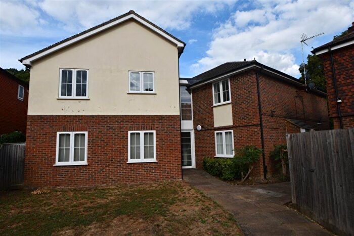 2 Bedroom Apartment To Rent In Bedroom Top Floor Apartment In Godalming, GU7
