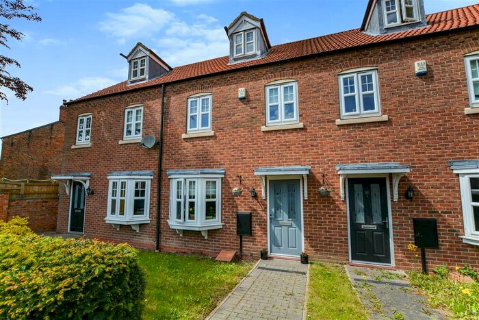 3 Bedroom Town House For Sale In Eastoft Road, Crowle, Scunthorpe, DN17