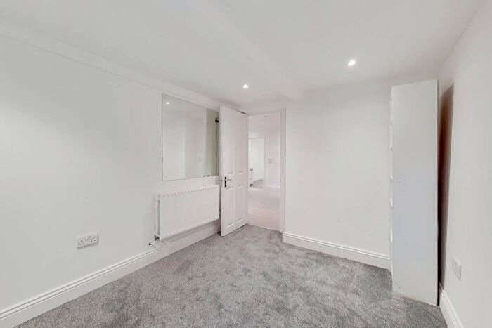 3 Bedroom Flat For Sale In Worbeck Road, Penge, London, SE20