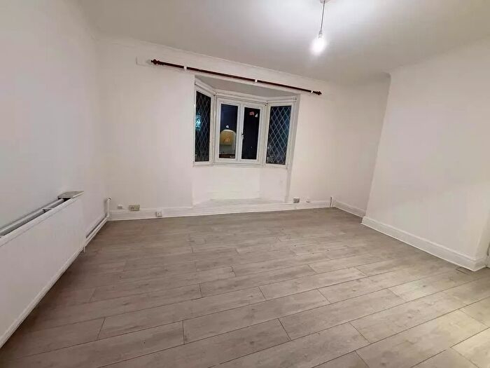 4 Bedroom Flat To Rent In Becontree Avenue, Dagenham, RM8