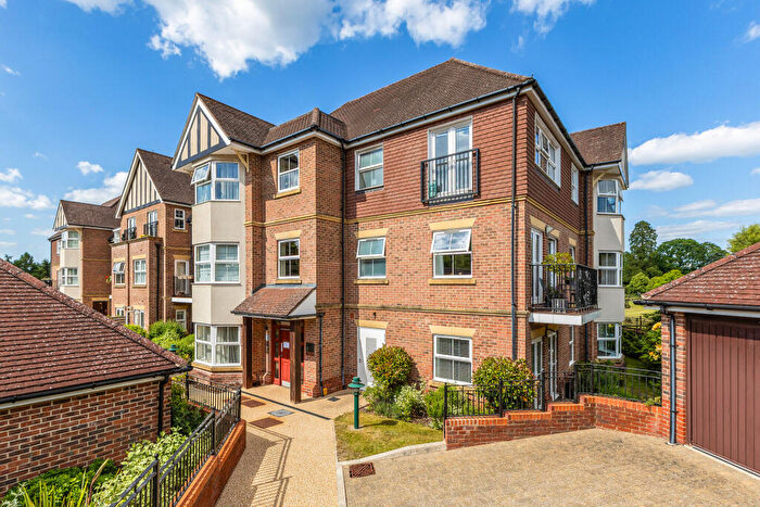 3 Bedroom Flat For Sale In Tudor Court, Liphook, GU30
