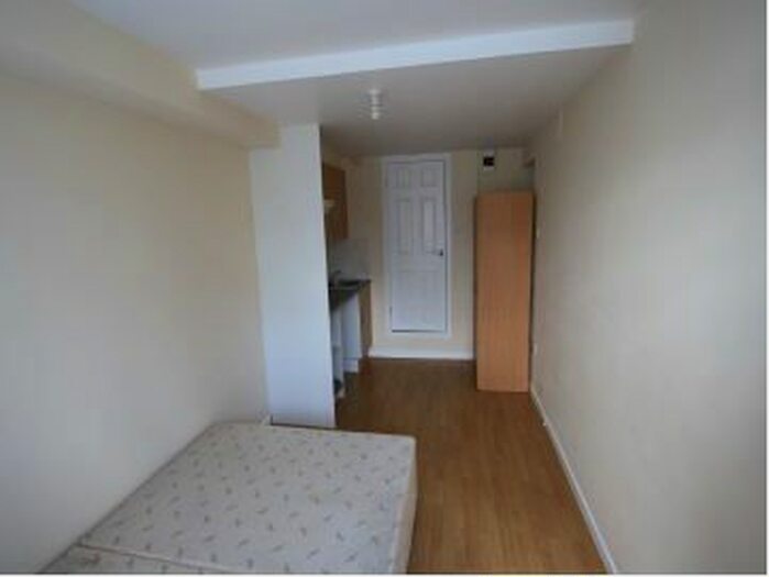 Studio To Rent In Lindsey Close, Pollards Hill CR4
