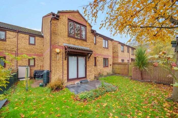 1 Bedroom Flat To Rent In Feltham, Middlesex, TW13