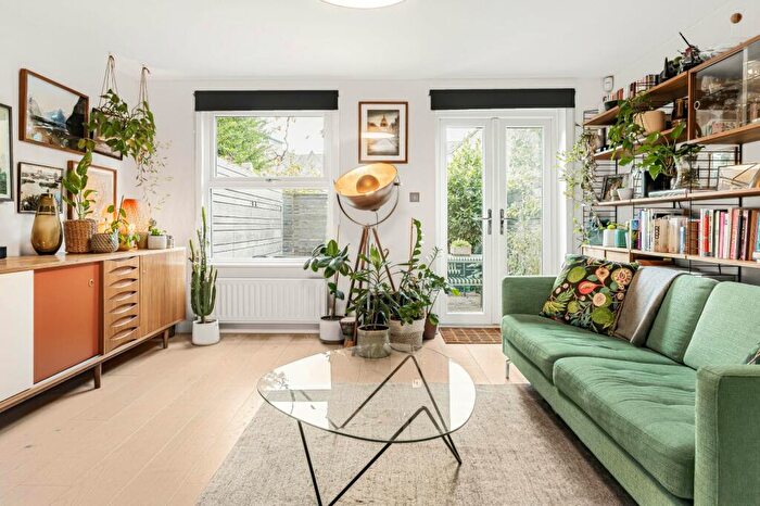 2 Bedroom Mews To Rent In Earlston Grove, South Hackney, London, E9