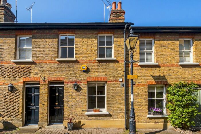 2 Bedroom Cottage To Rent In St. James's Cottages, Richmond, TW9