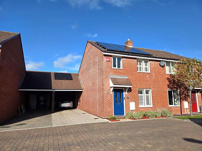 3 Bedroom Semi Detached House For Sale In Greenacres Road, Locks Heath, Southampton, SO31