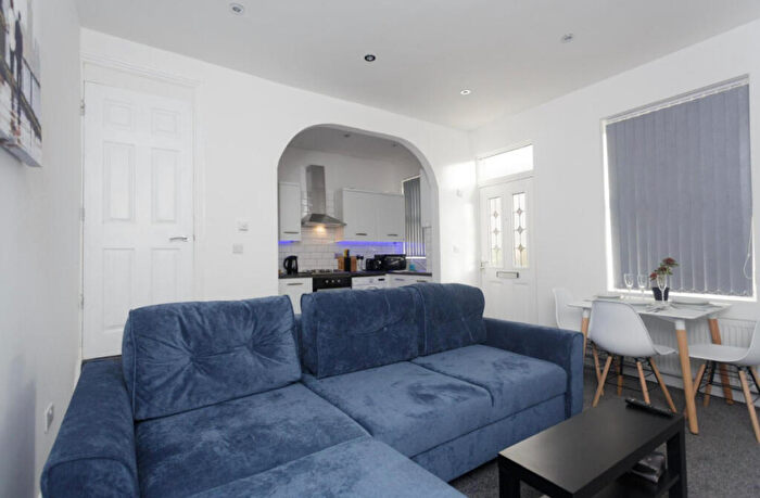 2 Bedroom House To Rent In Bayswater Place, Leeds, LS8