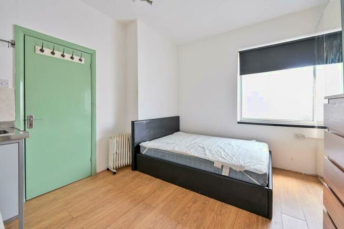 Studio To Rent In Walworth Road, Elephant And Castle, London, SE17