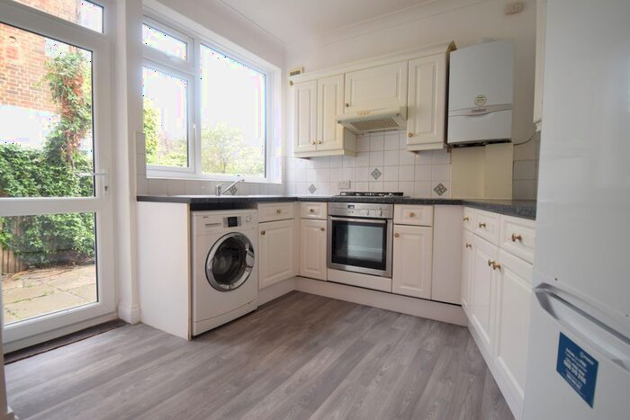 3 Bedroom Flat To Rent In Birchwood Road, London, SW17