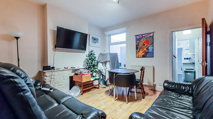 6 Bedroom Terraced House To Rent In Warwards Lane, Selly Oak, Birmingham, B29