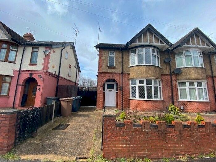 3 Bedroom Semi-Detached House To Rent In Avenue Grimaldi, Luton, LU3
