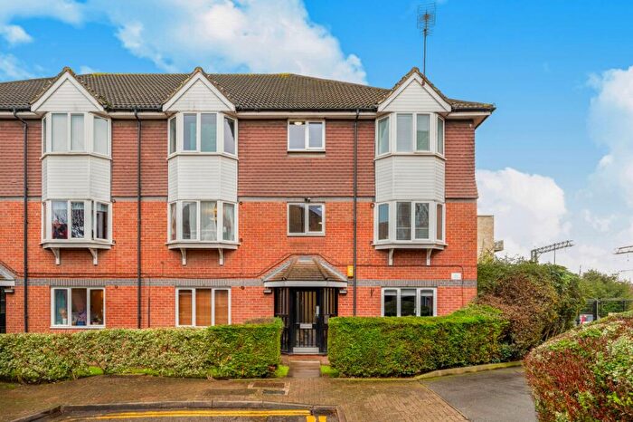 2 Bedroom Flat For Sale In Bunning Way, Islington, N7