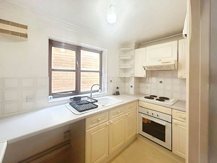 1 Bedroom Flat To Rent In Church Street, Rochester, Kent, ME1