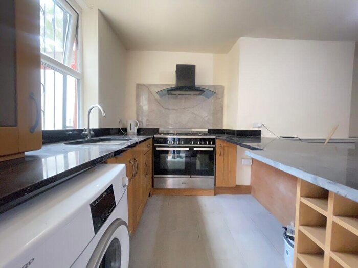 3 Bedroom Flat To Rent In Garden Flat, Harehills Avenue, Leeds, LS8