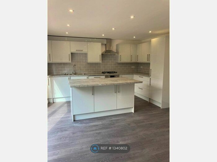 4 Bedroom Semi-Detached House To Rent In Pattishall Close, Manchester, M4