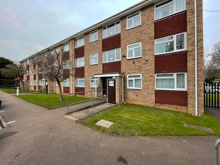 2 Bedroom Flat To Rent In Braithwaite Court, Malzeard Rd, Luton, Beds, LU3