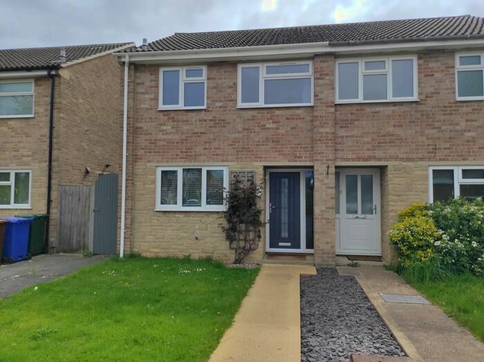 3 Bedroom Semi-Detached House To Rent In Orchard Way, Bicester, OX26