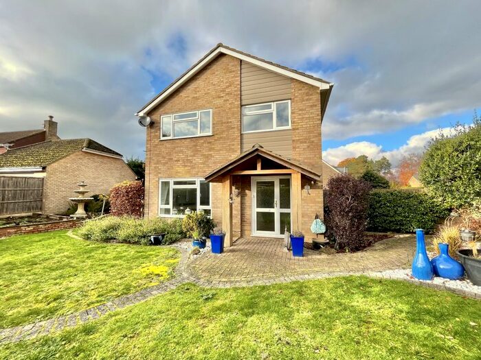 Houses for sale & to rent in GU51 3QR, Glen Road, Fleet Central Fleet