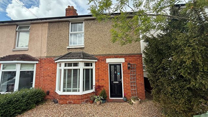 3 Bedroom Semi-detached House For Sale In Queens Road, Petersfield, Hampshire, GU32