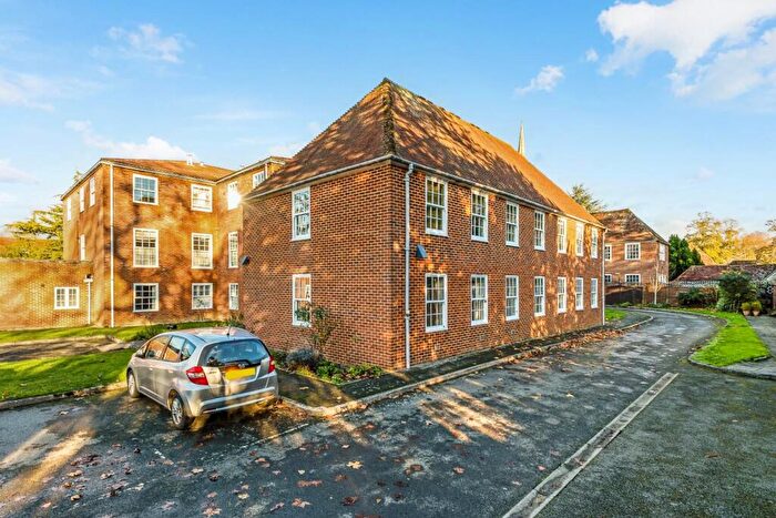 2 Bedroom Flat For Sale In The Close, Salisbury, SP1