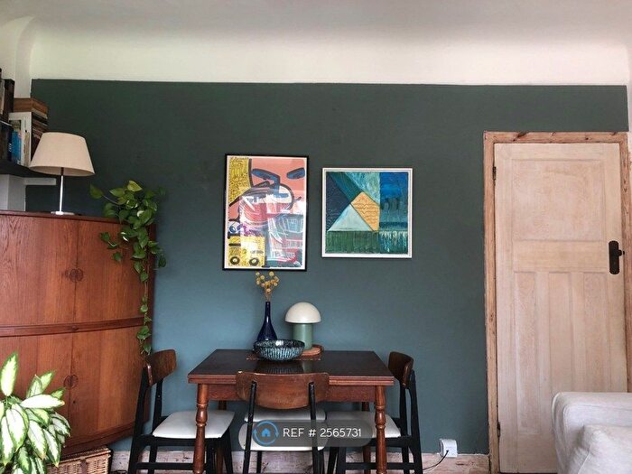 2 Bedroom Flat To Rent In Cameford Court, London, SW2