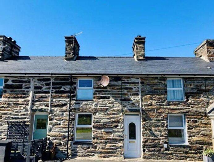 2 Bedroom House For Sale In Tai Newyddion, Ynys, LL47