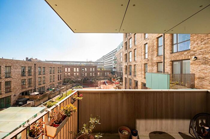 2 Bedroom Flat To Rent In East Street, Elephant And Castle, London, SE17