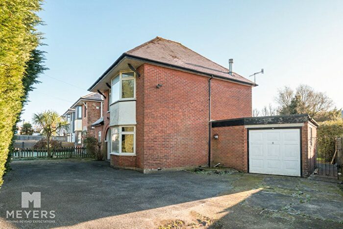 4 Bedroom Detached House For Sale In Hennings Park Road, Poole, BH15