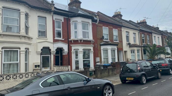 3 Bedroom Flat To Rent In Chaplin Road, Willesden Green, NW2