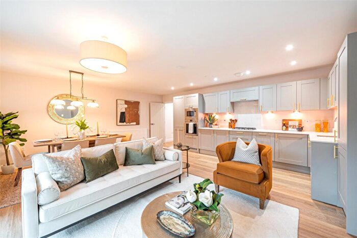 3 Bedroom Flat For Sale In Carlton Road, Woking, Surrey, GU21