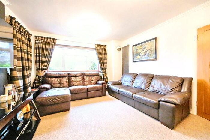 4 Bedroom Detached House For Sale In Craigweil Avenue, Radlett, WD7
