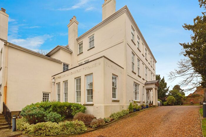 2 Bedroom Flat For Sale In Parsons Fee, Aylesbury, HP20