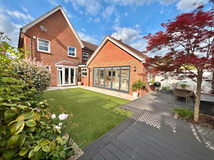 4 Bedroom Link Detached House For Sale In Chilworth Way, Sherfield-On-Loddon, Hook, RG27