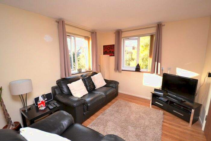 2 Bedroom Flat To Rent In Deanery Close, East Finchley, London, N2