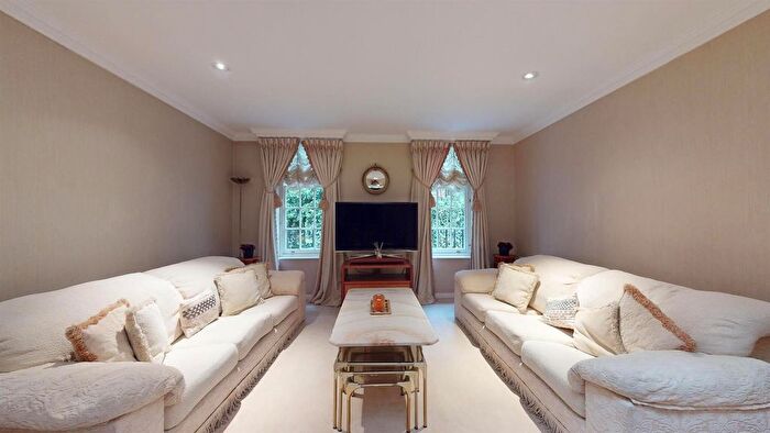 3 Bedroom Flat To Rent In Rutland Gate, London, SW7