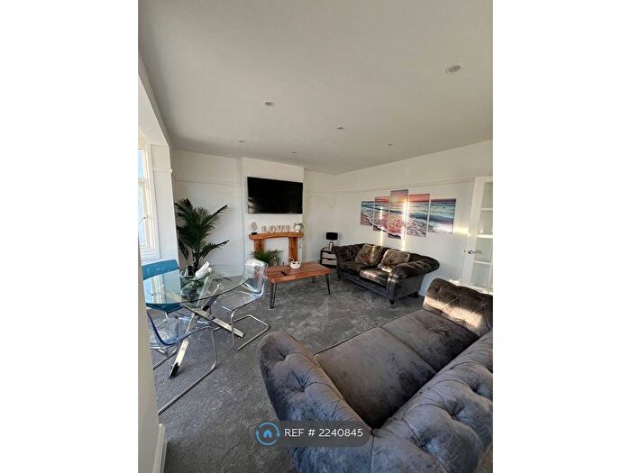 2 Bedroom Flat To Rent In London Road, Hadleigh, Benfleet, SS7