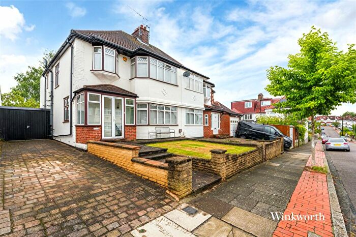 4 Bedroom Semi-Detached House To Rent In Sandringham Gardens, North Finchley, London, N12
