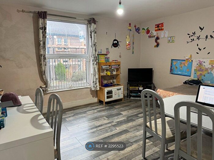 2 Bedroom Flat To Rent In West Street, Bedminster, Bristol, BS3