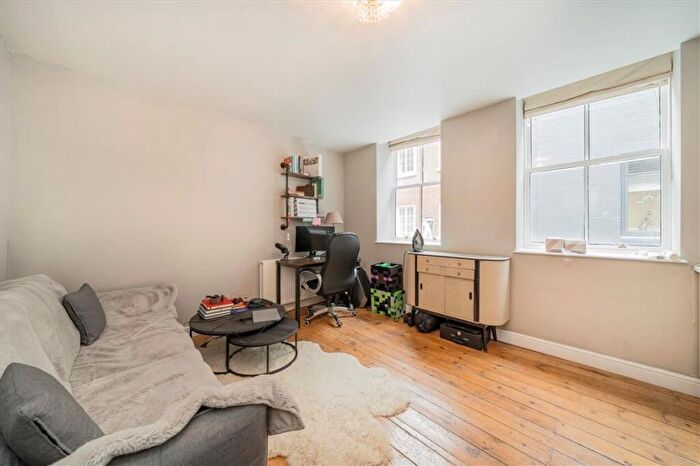 1 Bedroom Flat For Sale In Widegate Street, Liverpool Street, E1