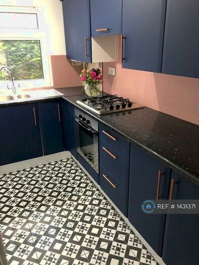 2 Bedroom Flat To Rent In Medill Close, Reading, RG8